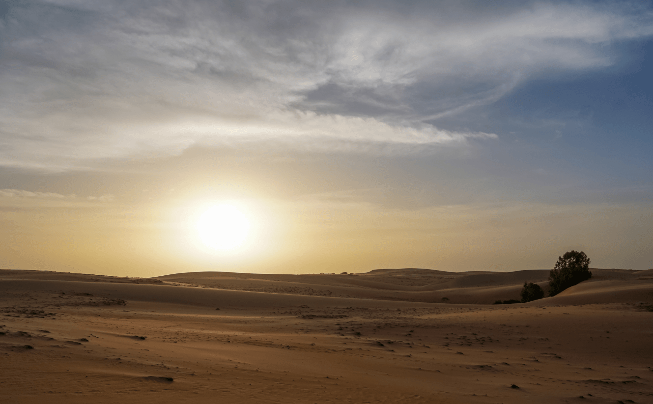 Coucher de soleil sur les dunes du désert de Lompoul au Sénégal